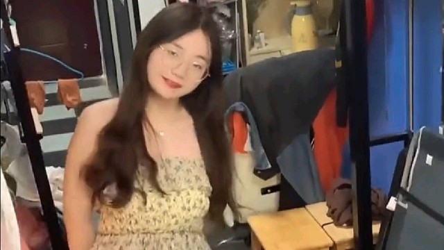 当女大学生买了一条裙子后，全宿舍都争先恐后试穿……