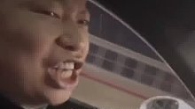 女子车内活跃气氛，师傅一开始很严肃，看到最后就失控了