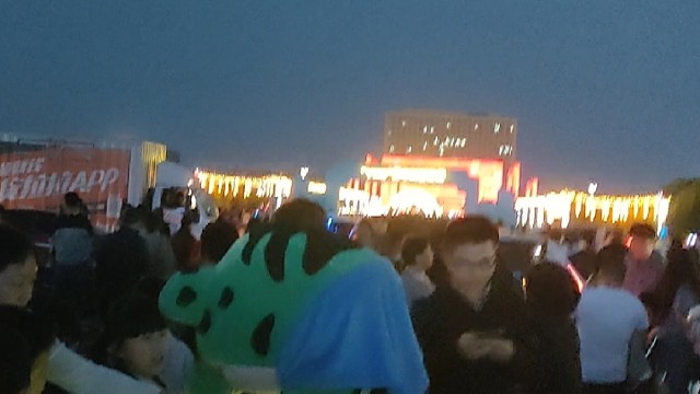 大神们晚上好，我们快放假了我们可以玩游戏了啊，今天晚上我要晚一点开播，我12点开播玩一下啊