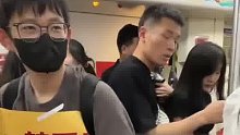 打工人太拼了！小伙为转正地铁上请乘客帮忙