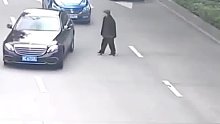 老人任性横穿马路 轿车躲避不及将其撞飞