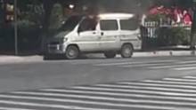 面包车路边突发起火，路过洒水车“拔水