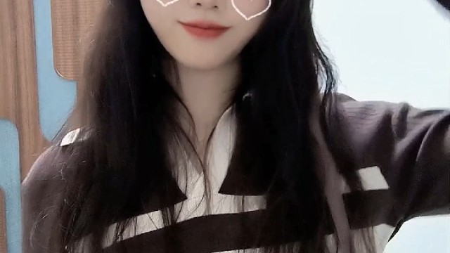 腼腆害羞内向文静小女生