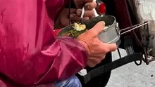 偶然路过却看到了这样的一幕，“那干净饭盒里的饭菜都被雨水浸泡着”，网友：苦啊都留给了能吃苦的人！