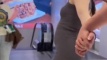 这是懂化解尴尬的……