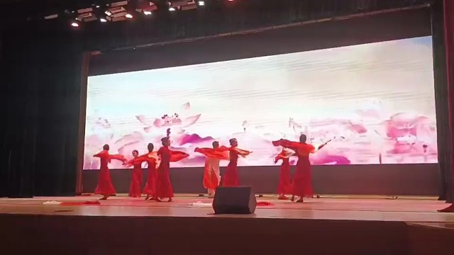 日出东方，翩翩起舞，展示肢体的美