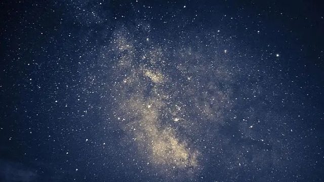 感谢星空老板的告白灯牌吼许久不见了好想你啊星空老板前排落座