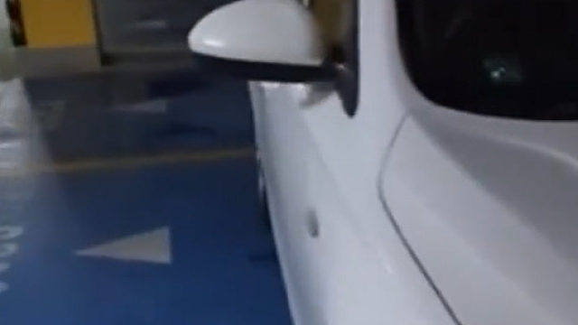 邻居横停霸占女子地下车位，要求女子与其交换停车位