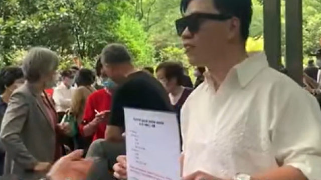 男子在相亲角举牌“拼婚”引发热议