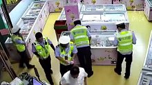 商店“冲”进来一群警察，老板愣了一下，原来是
