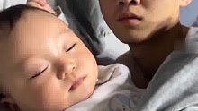 妈妈听见打呼噜打醒爸爸，爸爸一脸懵，发现是宝宝打呼