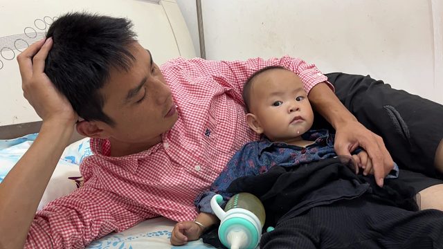 媳妇不在家，看看老公和1岁女儿在家干了啥？这一幕真让人暖心