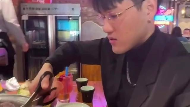 能不能什么都别变陪在我身边疲惫时共享一支烟