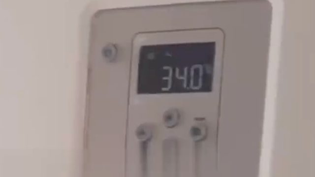 业主入住精装房两年才发现，马桶一直用热水冲，一查是冲马桶的水管接到了热水器上