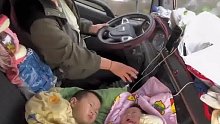 妈妈带着两个孩子跑货运，网友：女本柔弱，为母则刚