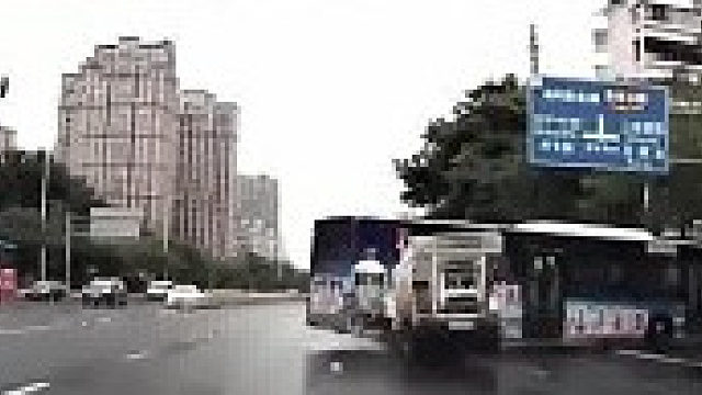 路口请减速慢行