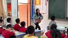 老师进班那一刻…全班都沸腾了… 估计老师恋爱了…