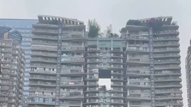 一居民楼中间有个洞 是什么原因