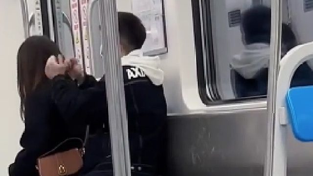 网友地铁上偶遇甜蜜一幕，男生给女生捶背解乏。网友：真的是这样的吗？