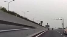 岗亭离奇“飘过来”把车撞了，网友：没有行车记录仪，根本说不清
