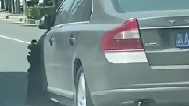 小车前轮爆胎，后轮没气，后视镜也没打开