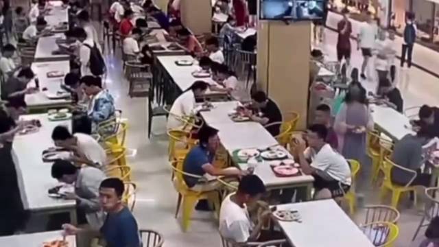 你扣人头的时候真的很潇洒，但是逃跑的样子真的很狼狈