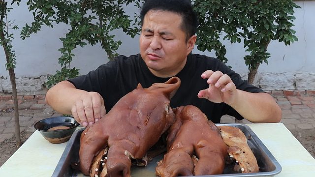 我来了，用美食治愈人生，先烀个大猪头，再来二两小酒，真舒服