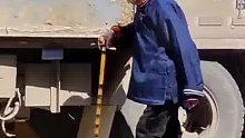 小脚奶奶的一身古装“走在繁华的大街上格外显得那么格格不入”