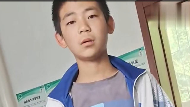 男孩心疼小猫眼泪汪汪！