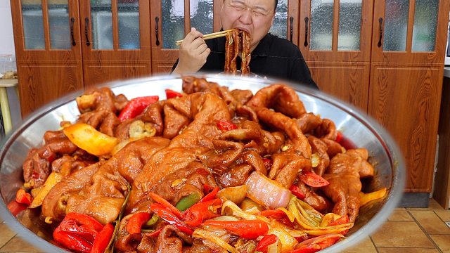 老丈人送来点肥肠，阿强先卤然后做辣炒肥肠，Q弹软糯，超过瘾
