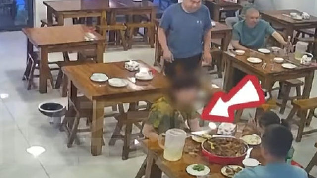 顾客在菜里“吃出头发”，获得免单。事后老板查看，发现蹊跷