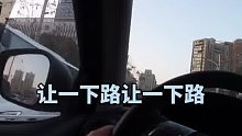 高速四车追尾，女子下车查看直接被撞飞，眼睛不保。
