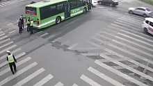 给力！公交车半路抛锚，警民合力推车……