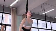 美女小姐姐的展示被称为“室内蹦极”的新锻炼方式，能开心的飞！还能燃脂，塑形，提升体能和核心力量