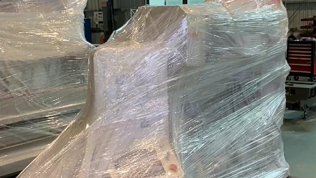 发往海外的磨边机已经打包完成准备发货