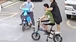 兩車路口相撞 男子扶起車逃逸，然而下一秒又發(fā)生事故，可誰(shuí)知他又揚(yáng)長(zhǎng)而去