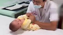 婴儿宝宝在家一碰就哭，为什么医生怎么揉都不哭呢？
