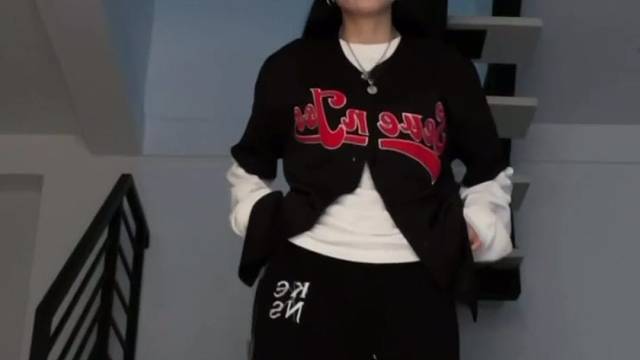 應(yīng)粉絲們要求，就不戴口罩跳一小段吧