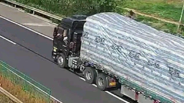 惊险！货车急刹，两卷钢滚落高速路