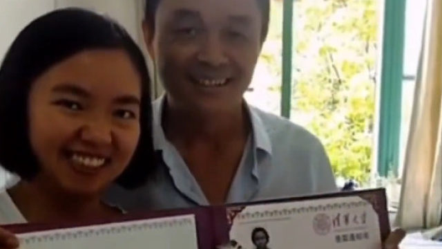 学生拿到清华大学录取通知书，第一时间请班主任一起拆封见证