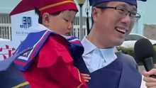 男博士带两娃参加毕业典礼，家庭学业双丰收 人生赢家