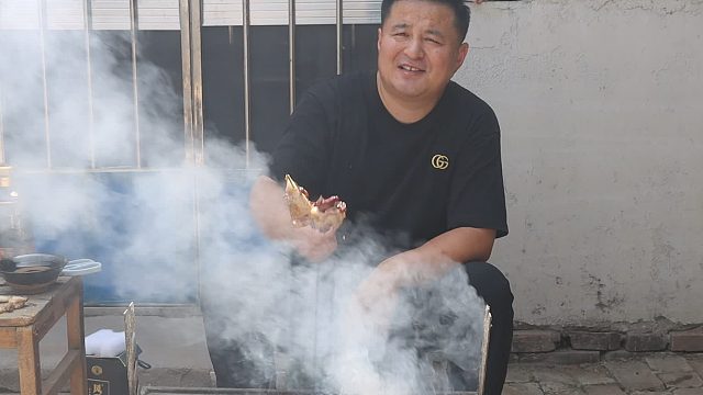 老板娘送了一个牛腰子，做成“羊油包牛腰”，这顿烧烤吃的地道