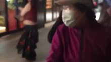 广场舞大妈踢飞年轻人的水瓶和滑板，年轻人却向大妈道歉