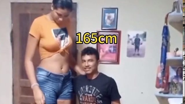 最萌身高差，身高一米六的丈夫和两米多的妻子