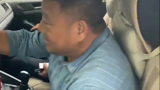 开车来偷杏，后备箱也装的满满的！四个大哥是不是以为果园的杏没人要呢？