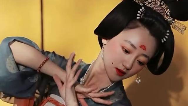 最是西湖六月中，风光不与四时同