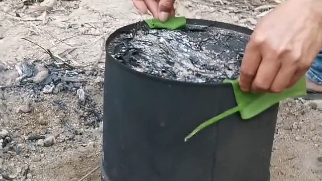 看的出来它还是有些不服气！