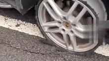 女子开车跑的只剩下轮毂，网友：车是好车，人也是狠人