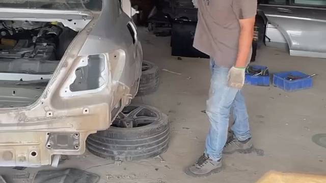 奔驰C200后叶子板