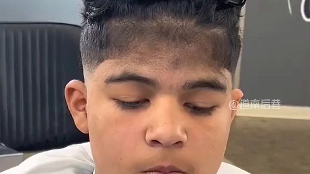 国外小伙拥有超低发际线，理发师惊呆了